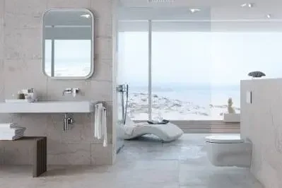 Modernes Badezimmer mit großer Fensterfront, minimalistischer Einrichtung und Aussicht auf die Landschaft.