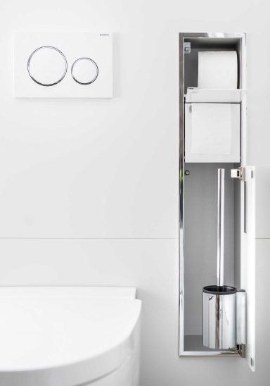 Wohlfühl-Oasen: Helle, modernes Badezimmer mit Dusche, Waschbecken und Toilette.