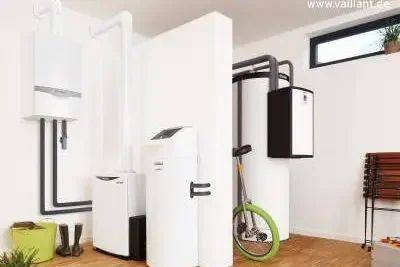 Moderne Haustechnik mit Heizsystem Vaillant Wärmepumpe, Pufferspeicher