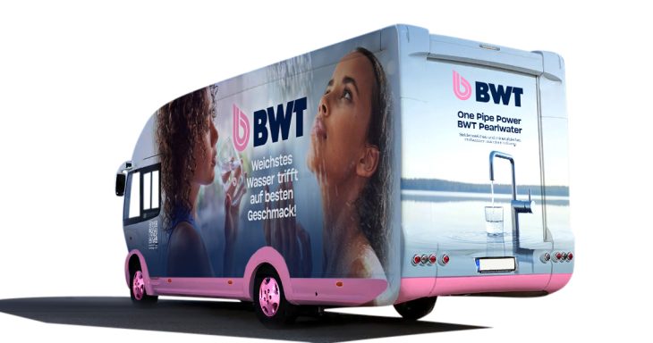 BWT-Werbung auf einem Bus mit einer Frau, die interessiert nach oben schaut.