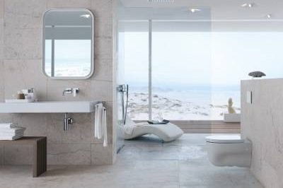 Modernes Badezimmer mit großer Fensterfront, minimalistischer Einrichtung und Aussicht auf die Landschaft.
