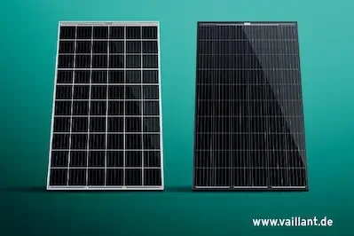 Zwei Solarpanels auf grünem Hintergrund, eines mit Aluminiumrahmen, das andere rahmenlos.
